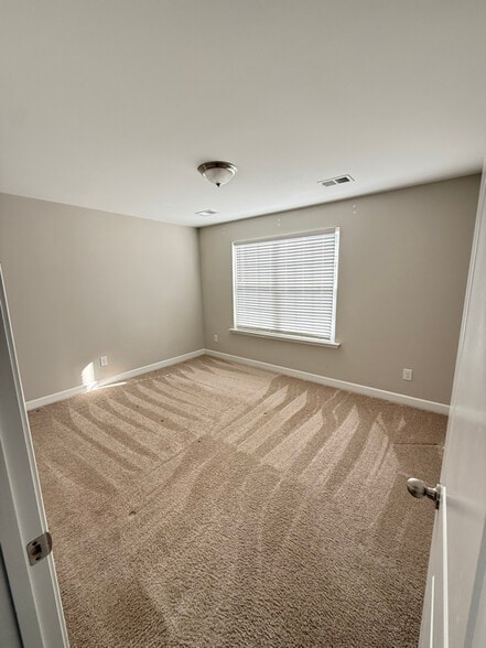 Building Photo - 2212 Shorewood Path