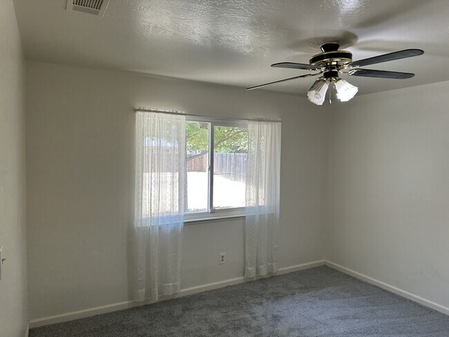 Building Photo - Welcome to Woodside Drive! Opportunity awa...