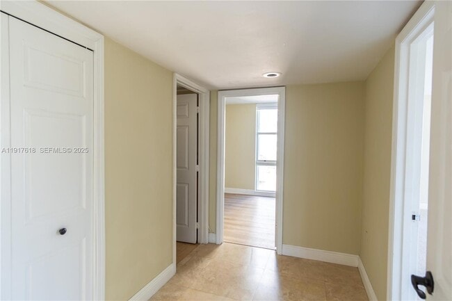 Building Photo - 145 SE 25th Rd