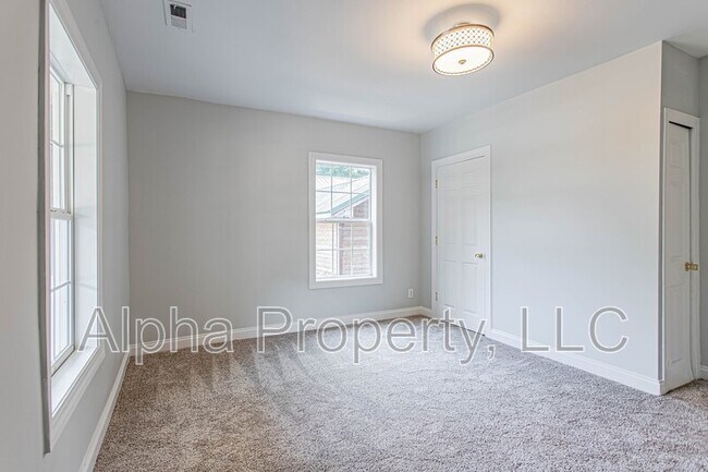 Building Photo - 7 Highlawn Ave