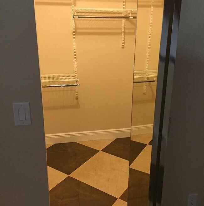 Building Photo - 10740 S Golfview Dr