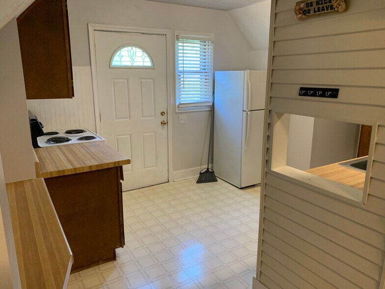 Building Photo - 805 E Monroe St