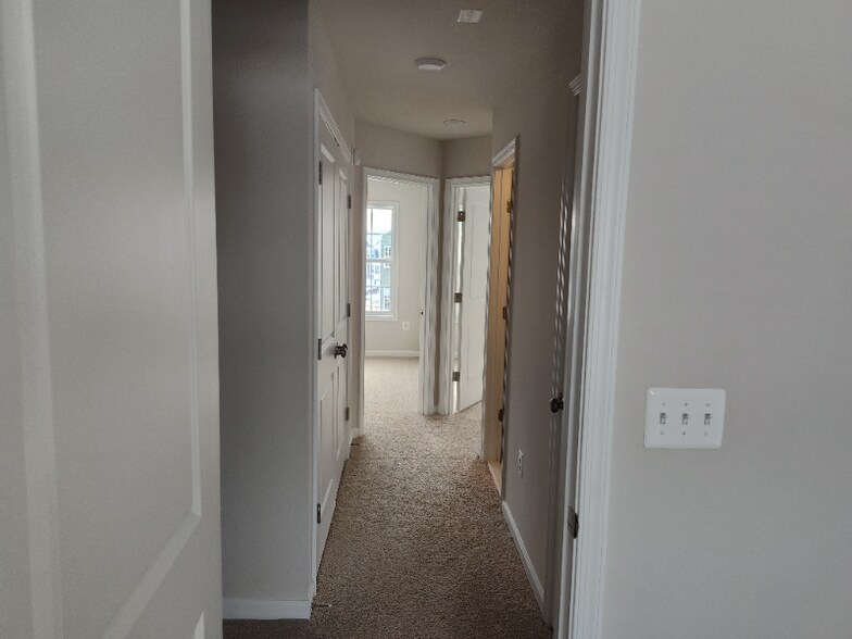 Building Photo - 409 Willowshire Ct