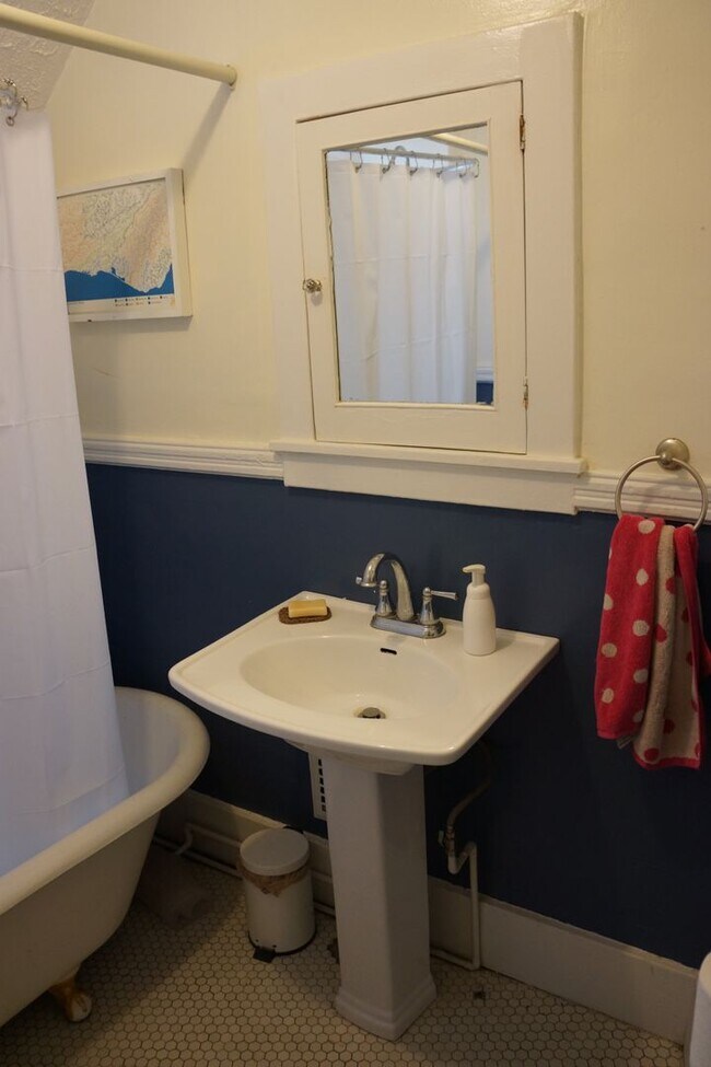 Building Photo - 2 Bedroom 2nd Floor Apartment South Wedge ...