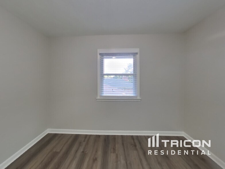 Building Photo - 806 Leisure Ln