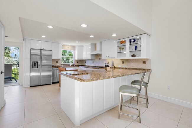 Building Photo - 1222 Hillsboro Mile