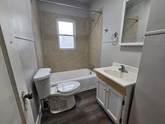 Building Photo - Bent6