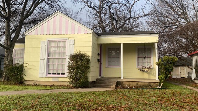 Primary Photo - Campus Cottage, Blocks From TCU!