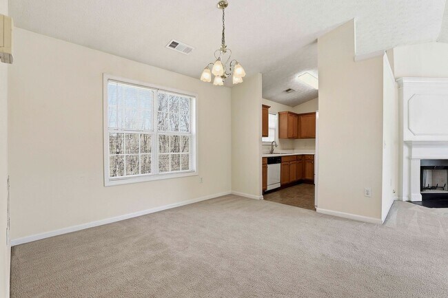 Building Photo - 3BR Split Level with 2 Car Garage in Jonesboro