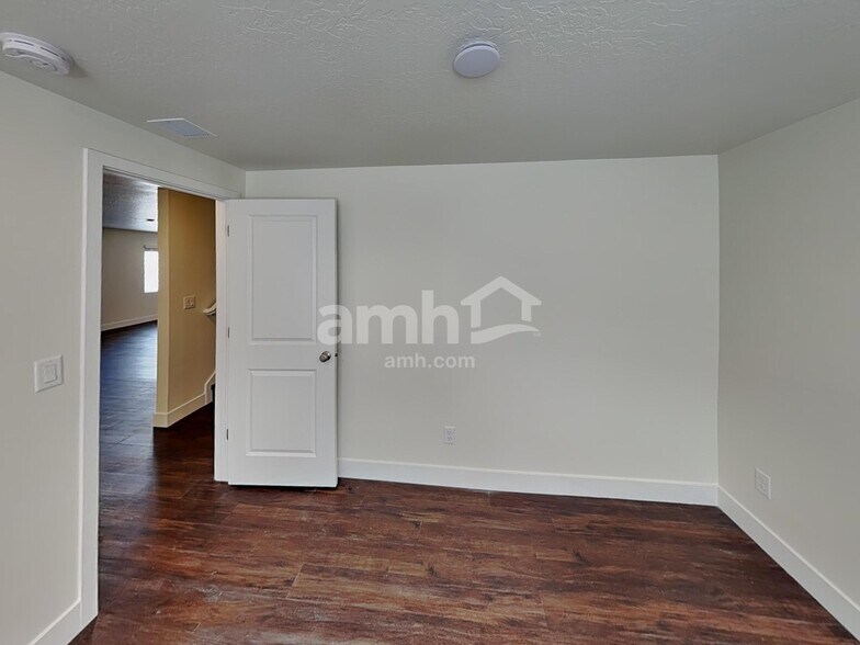 Building Photo - 1211 Redbud Dr