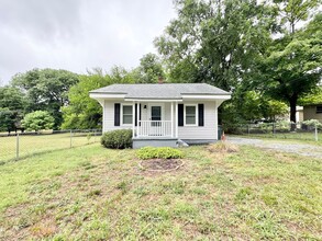 Building Photo - 2 bedroom home in convenient location