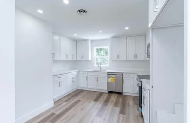 Building Photo - Fully renovated RARE 2BR 2 FULL BATH apartment!