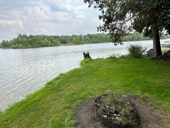 Building Photo - 6 bedroom, 4.5 bath Whitefish chain, 12 mo...