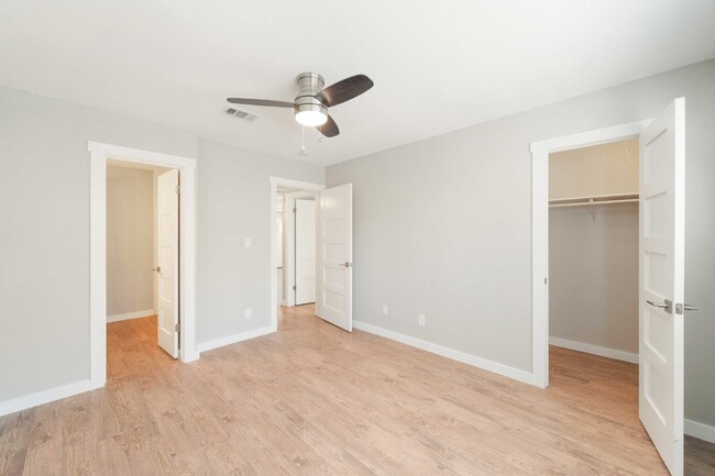 Building Photo - Modern 2 Bed, 2 Bath Multiplex in Austin, ...