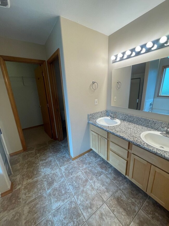 Building Photo - 3 Bedroom home in Albany!