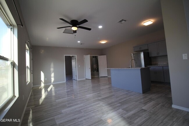 Building Photo - 517 Val Verde St