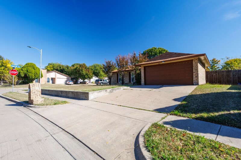 Building Photo - 3501 Green Hill Dr