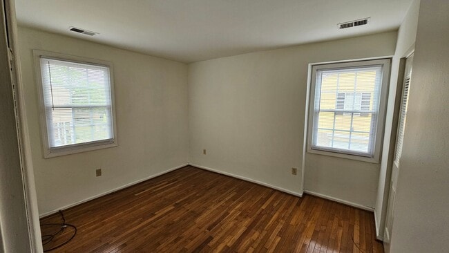 Building Photo - Secound Story Unit - Single Floor 3BR/1.5BA - Eastern Henrico - Great Location