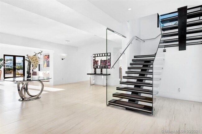 Building Photo - 2700 N Bay Rd