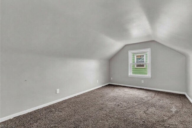 Building Photo - 15902 Maplewood Ave
