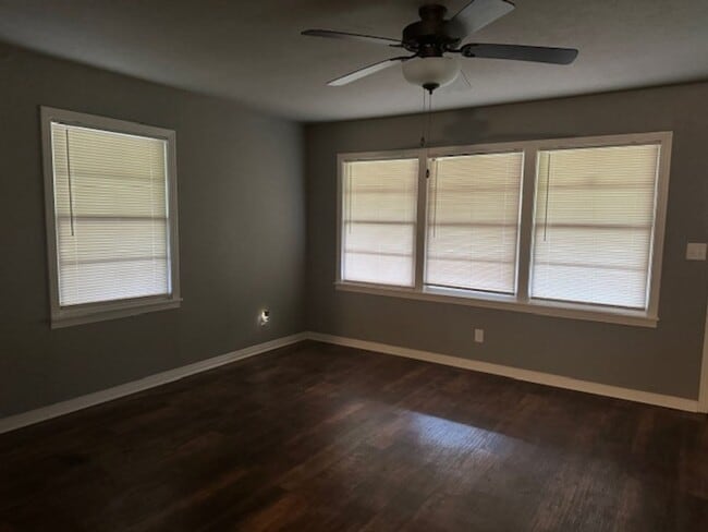 Building Photo - 1105 N White Oak Rd