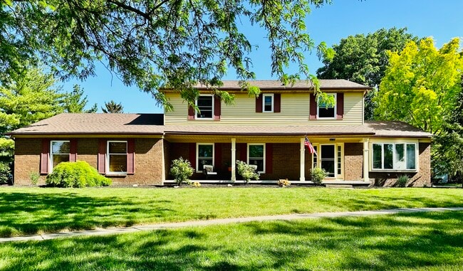 Building Photo - 8 Applewood Ct W