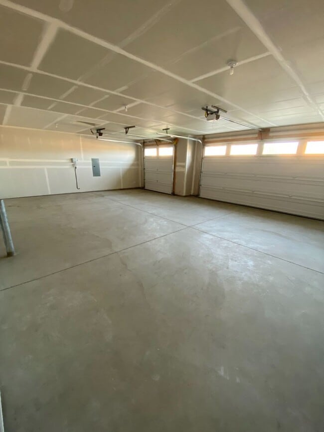 Building Photo - SINGLE FAMILY RANCHER ON ARROW LEAF (APP#146)