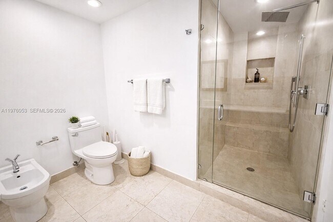 Building Photo - 495 Brickell Ave