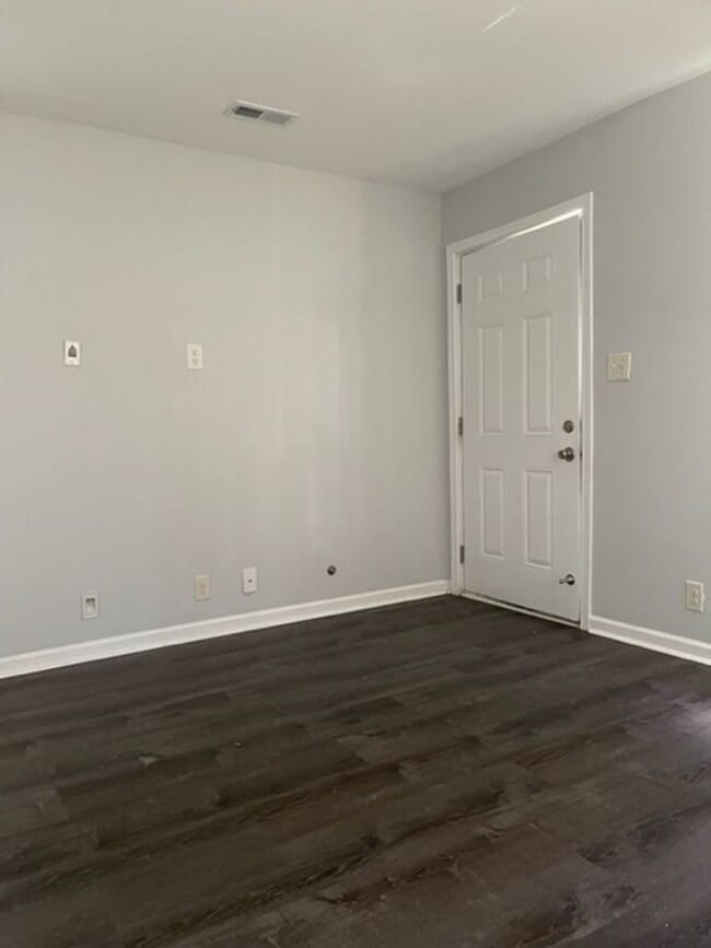 Building Photo - Coming Soon! 2 Bedroom Unit!