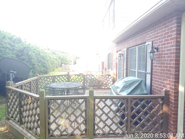 Building Photo - * RE-RENTAL AVAILABLE 7/15/26 * 3 Bedroom 2.5 Half Bath Townhouse with 2 Car Garage