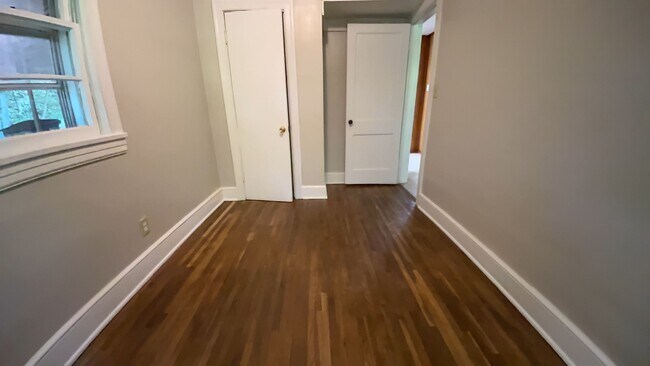 Building Photo - Spacious 2 Bedroom/1 Bath Home