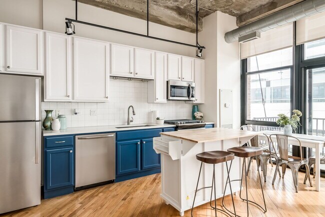 Building Photo - 210 S Desplaines St