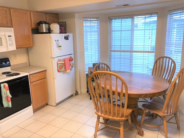 Kitchen with Bay and tile floor - 885 E 350 N