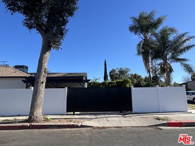 Building Photo - 4852 Topanga Canyon Blvd