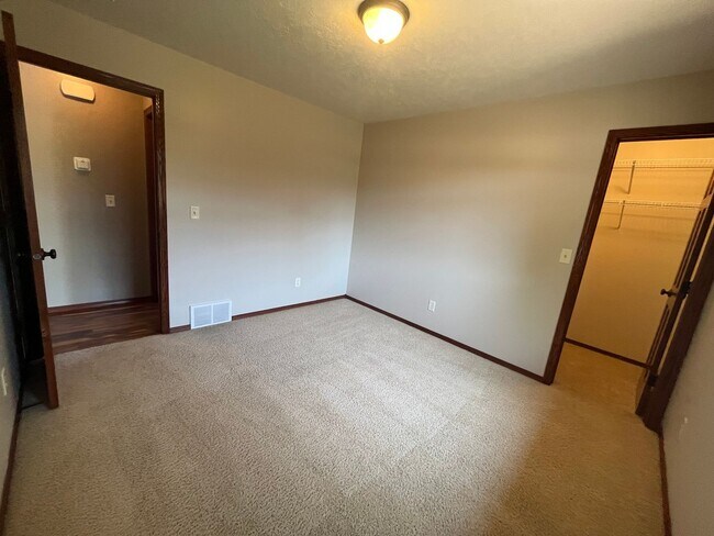 Building Photo - Stunning 4 Bed/2 Bath with 3 Car Garage and Fenced in Yard!