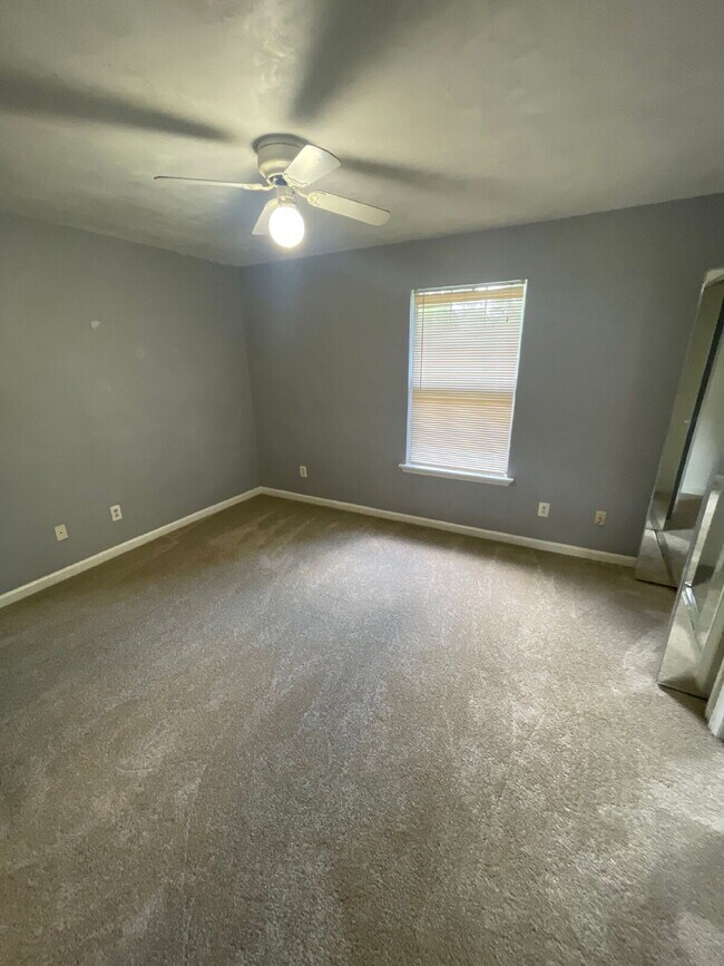 Building Photo - 2/2.5 Townhouse off Tennessee Street - Washer and Dryer in unit