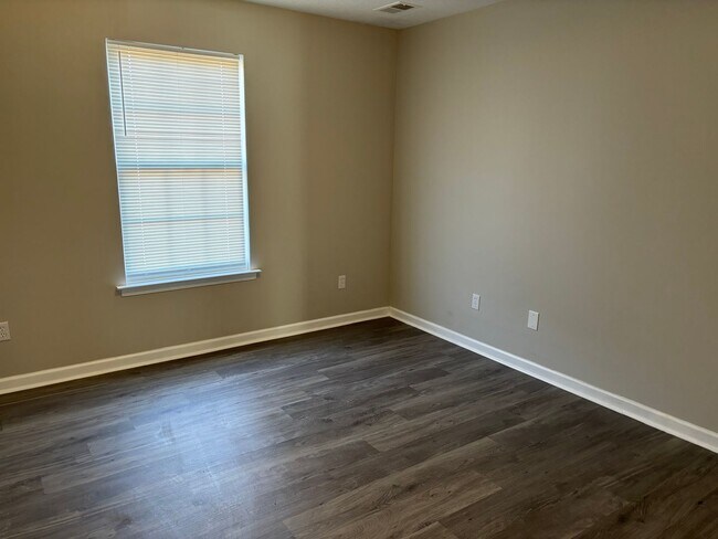 Building Photo - Duplex for rent - Section 8