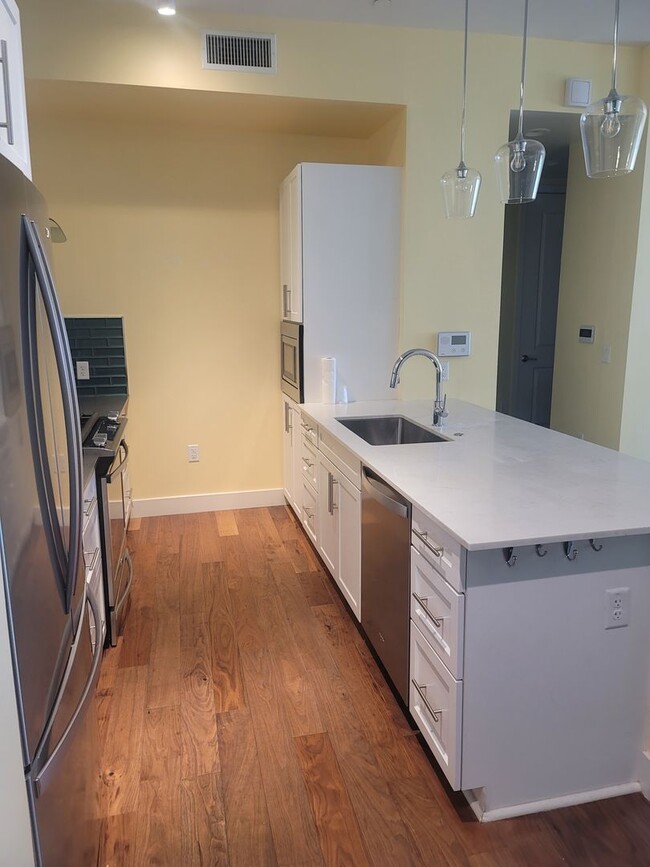 Building Photo - Resort Living in Midtown!!  Pool, Dog walk...