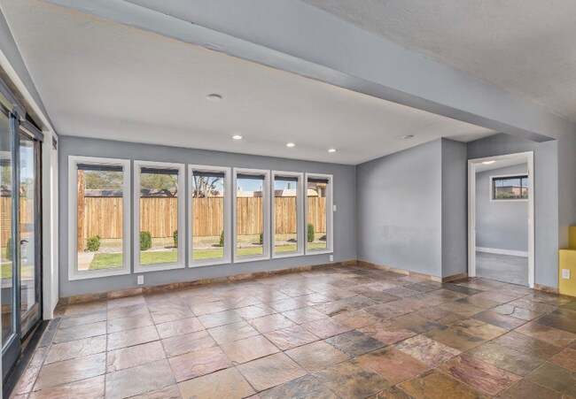 Building Photo - 5722 E Windsor Ave