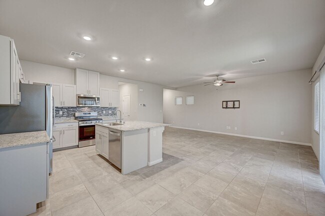 Building Photo - Spacious 4 Bedroom Home!