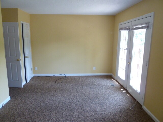 Building Photo - Large updated 4br 3.5ba duplex w/ parking ...