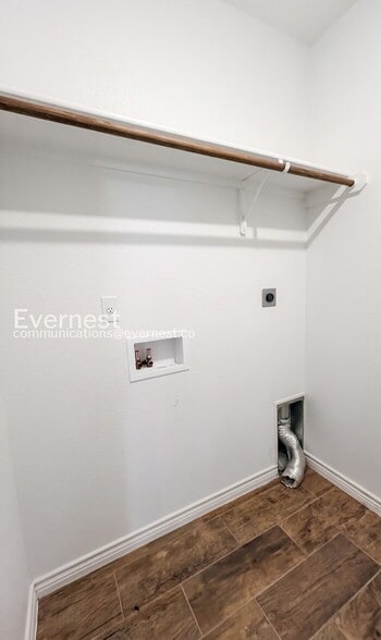 Building Photo - 2207 Hornbeam St