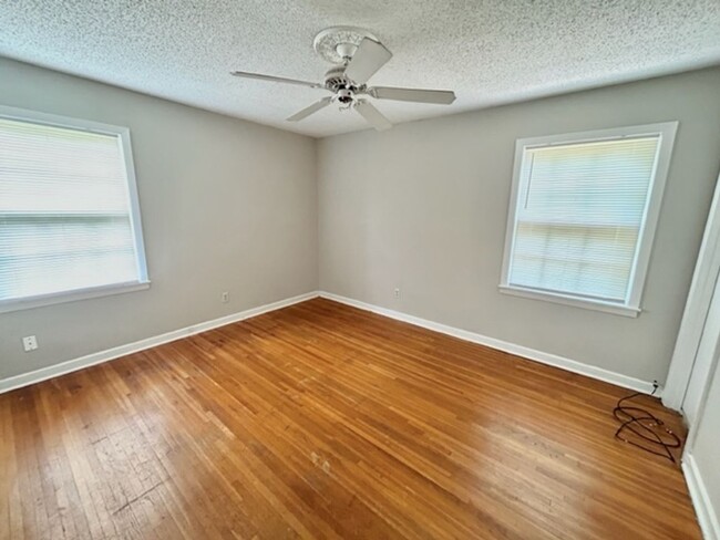 Building Photo - THREE BEDROOM/TWO BATH SPACIOUS HOME - CON...