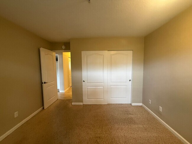 Building Photo - 2 BR/2BA Condo close to shopping, restaurants and beaches
