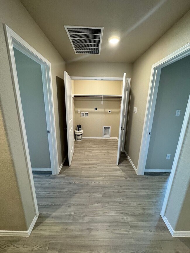 Building Photo - Move-In Ready Modern Home with Open Layout...