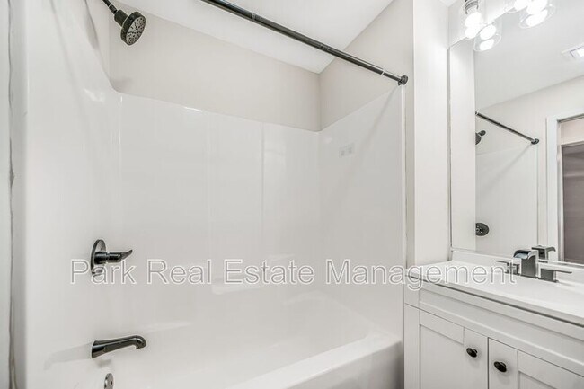 Building Photo - 221 Howell St