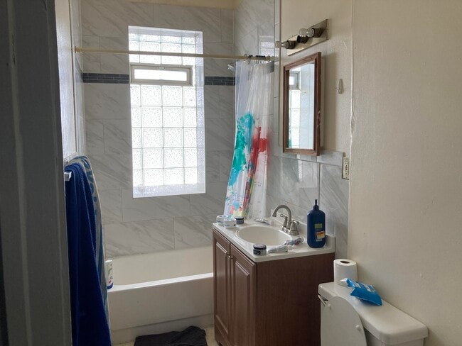 Building Photo - 328 E Knapp St