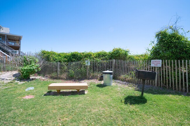 Building Photo - COZY AND QUAINT FURNISHED OFF-SEASON WINTER GETAWAY