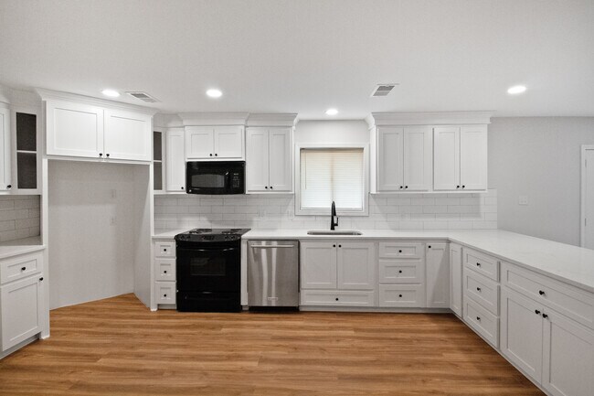 Building Photo - 1027 Tanglewood Dr