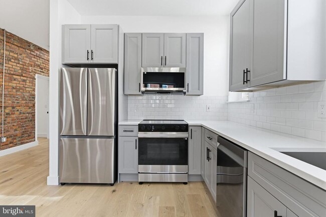 Building Photo - 2724 E Somerset St